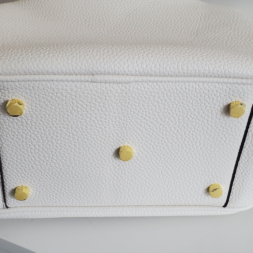 Elegant White Faux Leather Crossbody Bag - Picture 4 of 8